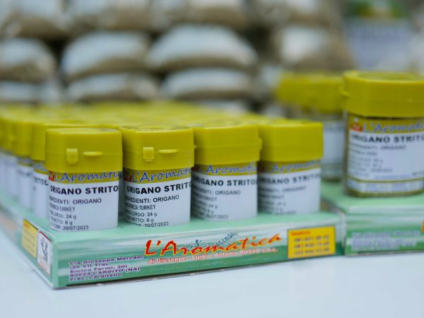 origano stritolato varie confezioni e varie grandezze ideali sia da vendere al dettaglio che per uso di ristoranti e ristoratori