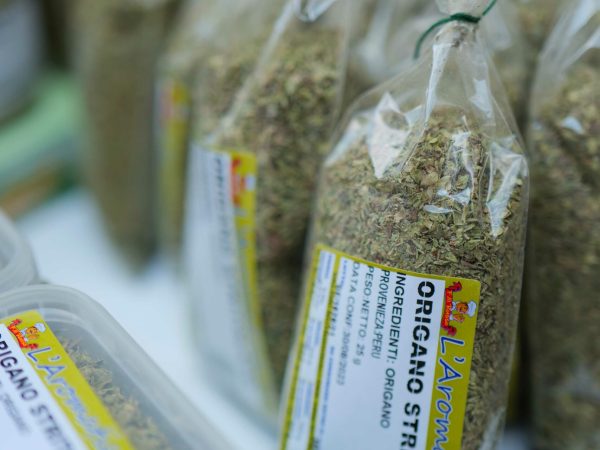 origano stritolato varie confezioni e varie grandezze ideali sia da vendere al dettaglio che per uso di ristoranti e ristoratori aromatica russo