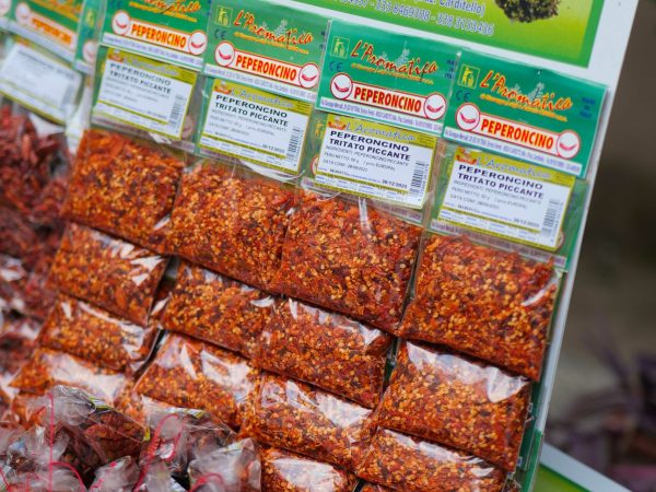 Peperoncino stritolato a pezzi e tritato varie confezioni e varie grandezze ideali sia da vendere al dettaglio che per uso di ristoranti e ristoratori aromatica russo
