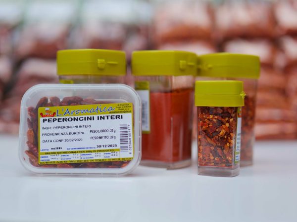 Peperoncino stritolato a pezzi e tritato varie confezioni e varie grandezze ideali sia da vendere al dettaglio che per uso di ristoranti e ristoratori aromatica russo